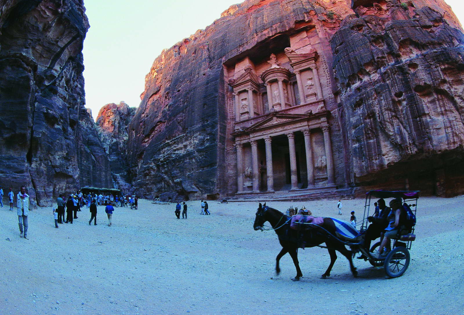 Explore Jordan in 2 Days: Petra, Wadi Rum & the Dead Sea on a Budget
